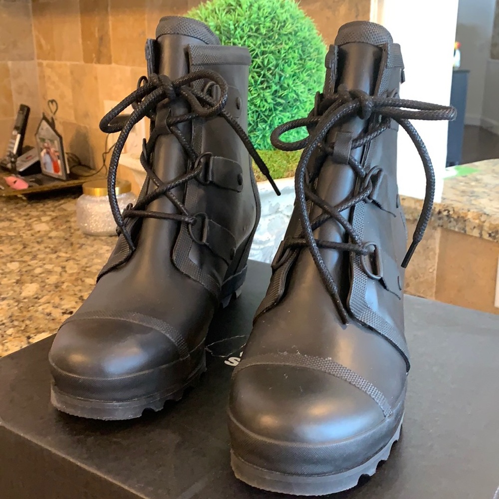 Joan Rain Wedge